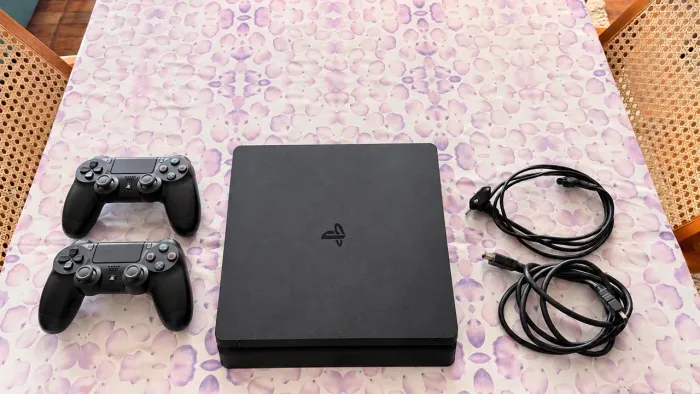PLAYSTATION 4 SLIM - 500 GB