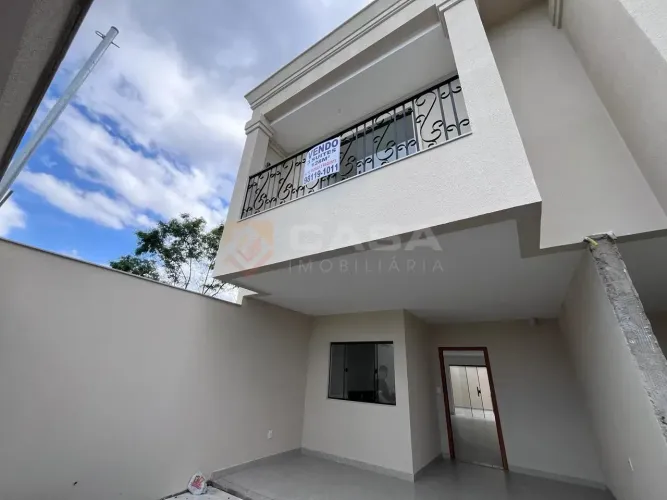 Casa duplex com 3 quartos, 1 suíte, 2 vagas Lindíssima casa duplex em Solar do porto