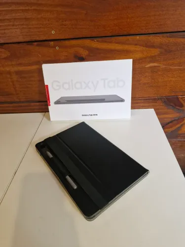 Samsung Galaxy Tab S9 FE com caixa, capa e S Pen