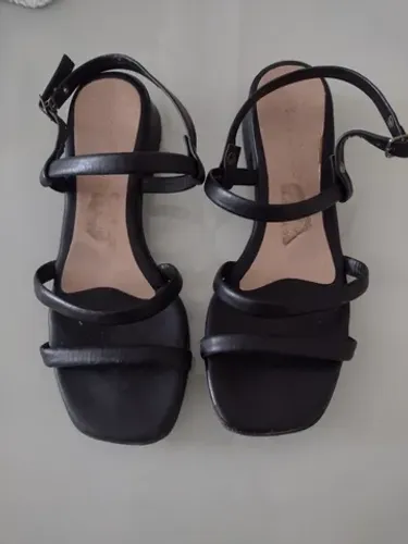 Sandália preta, 34, usada, em bom estado.
