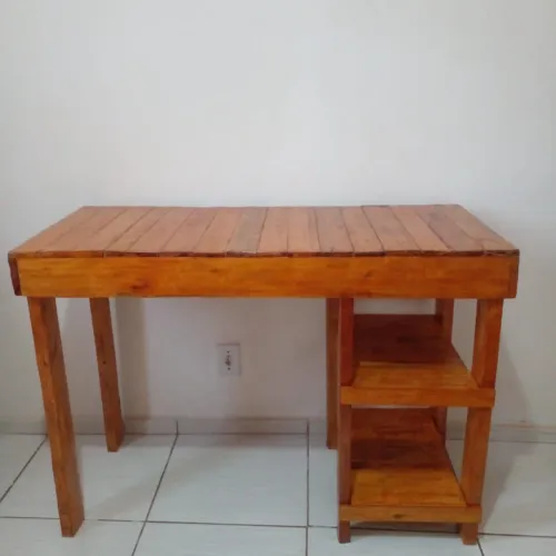 Mesa rústica com prateleiras 