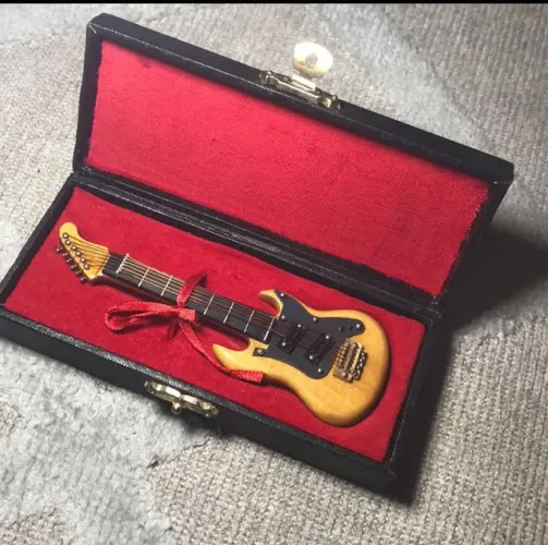 Mini guitarra em madeira adorno musical