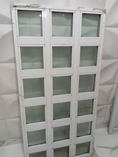 Janela de Alumínio com 15 Vidros