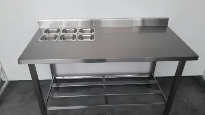 Mesa industrial para cozinha - em inox - com condimentadora embutida