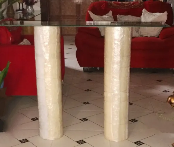 Aparador com base  de vidro com dois pés decorativos