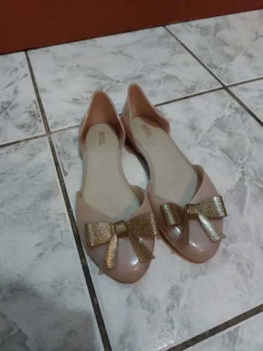 Sandálias Melissa com laço dourado