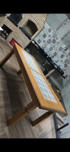 Mesa em peroba rosa com ladrilhos 