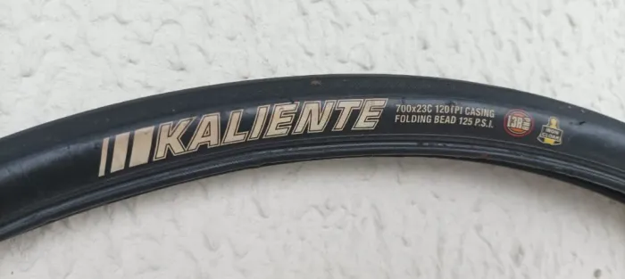 Pneu Kenda Kaliente 700x23 sem arame