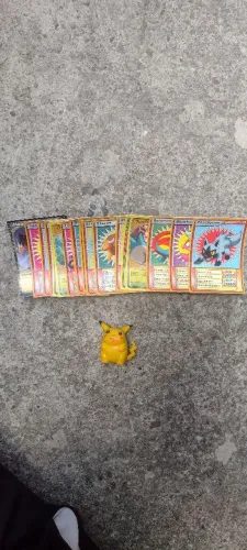 20 cartinhas + Pikachu
