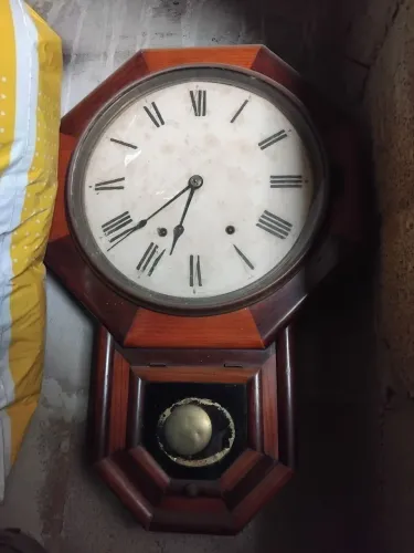 Relógio antigo a corda