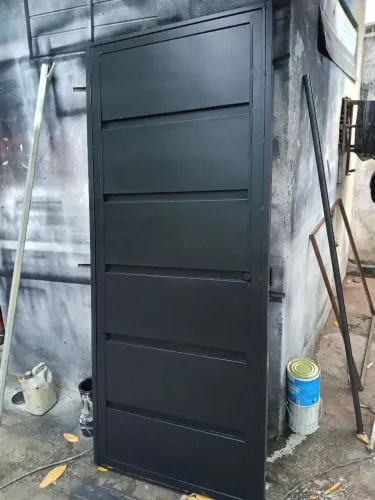 Vendo essa porta tudo galvanizado 90 por 2.10 