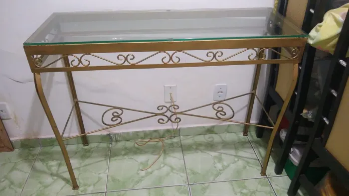 Mesa de apoio com vidro e detalhes dourados