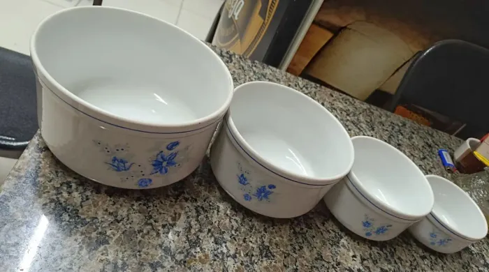 Jogo com 4 cumbucas de porcelana