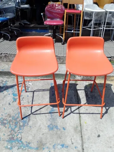 Banqueta Alta na Cor Coral