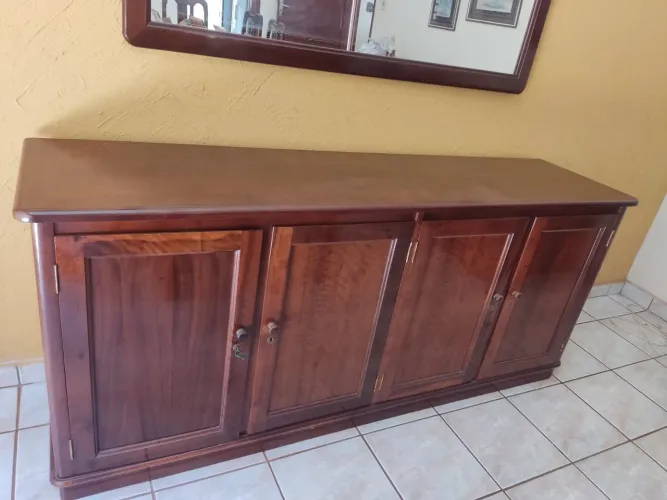 Conjunto de Aparador de Louças em Mognogno Macisso com Espelho Cristal em Moldura dr Mogno