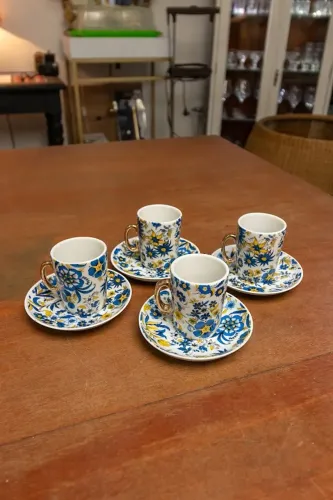 Conjunto com 4 Xícaras de Café Turco com Alças Douradas e desenhos Florais Azul e Amarelo.