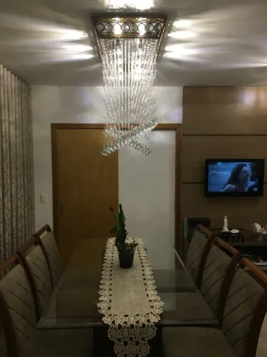 Lustre retangular com cristais lapidados