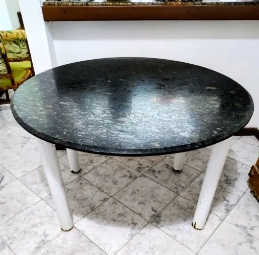 Vendo tampo de mesa em mármore preto, 1,20m de diâmetro.