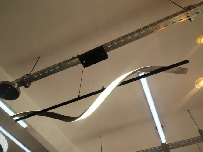 Lustre Moderno Curvo LED - Iluminação Inovadora