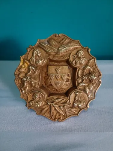 Antigo e raro prato em bronze - Brasão de armas de Portugal <br><br>15 cm