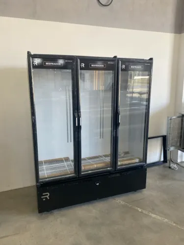 Expositor refrigerados - 3 portas - Refrimate