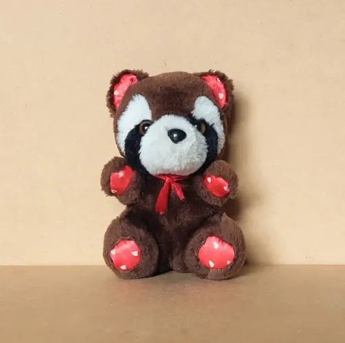 brinquedo - pelúcia guaxinim/panda-vermelho/tanuki de coração com gravata vermelha (usada)