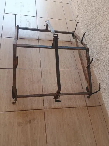 Bagageiro de teto bem conservado. 