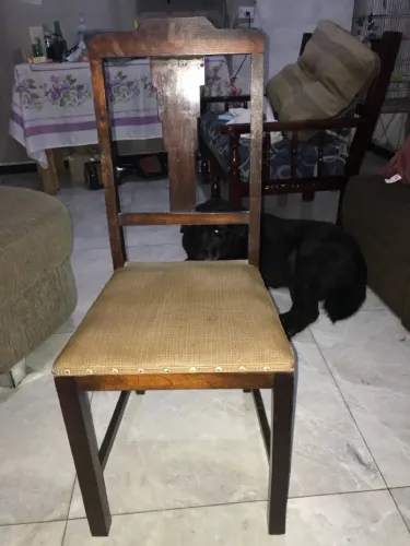 Cadeira de madeira com assento estofado