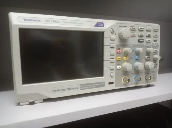Osciloscópio Tectronix / 2 canais / 100 MHz / 2GS/s / Gerador de função em 10x sem juros
