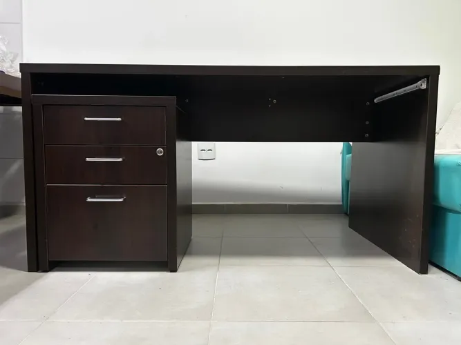 Mesa de escritório tok stok com gaveteiro 