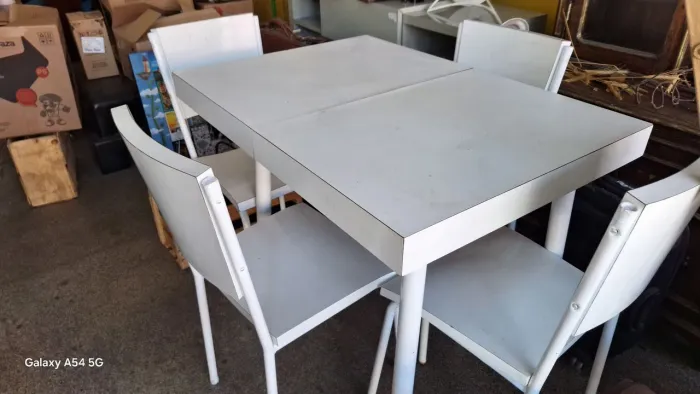 Mesa e 4 cadeiras anos 60 em fórmica com extensão