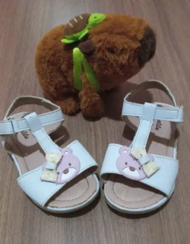Sandálias infantis com detalhe de urso