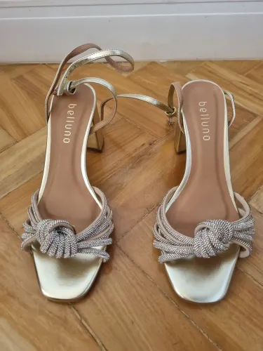 Sapato de festa dourado e strass