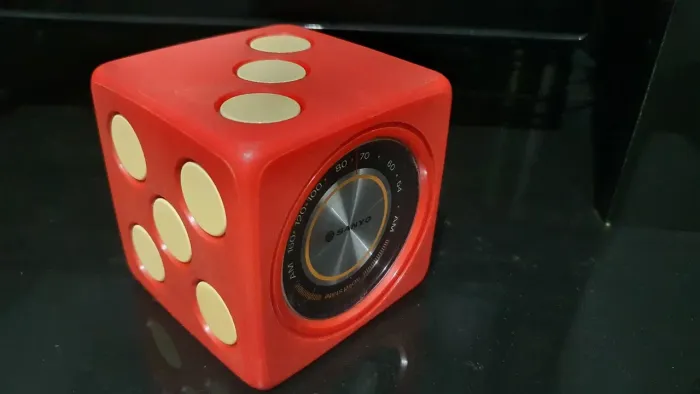 Rádio Sanyo Vintage em Formato de Dado