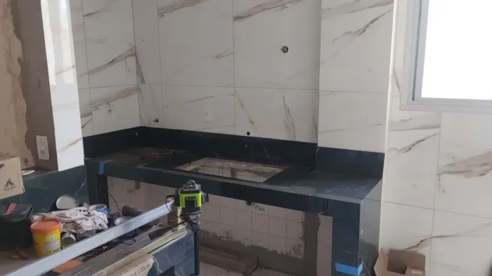 Pia de cozinha revestida em porcelanato preto