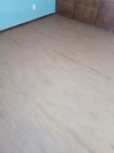 Instalação de pisos vinílicos e carpetes em geral .