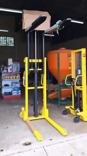 Empilhadeira Manual para 2.000kilos e 2.5 metros altura máxima