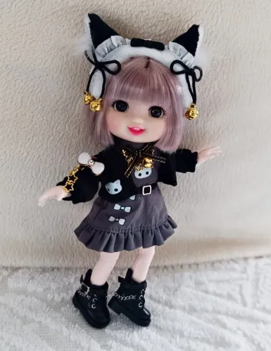 boneca pequena, super fofa, articulada