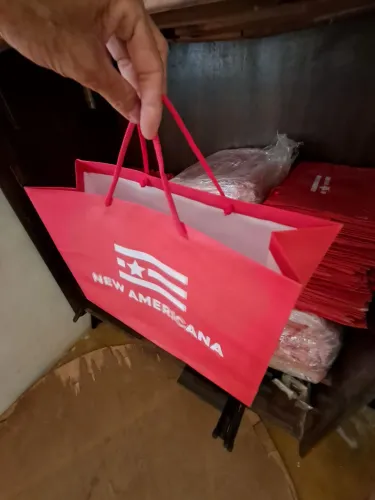 600 sacolas papel e cruzetas plástico para brechó