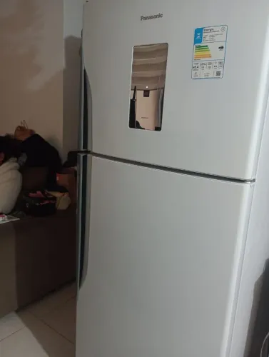 Geladeira, cama, sofá,mesa,mesa de computador , cadeira de balanço e rak parte TV 