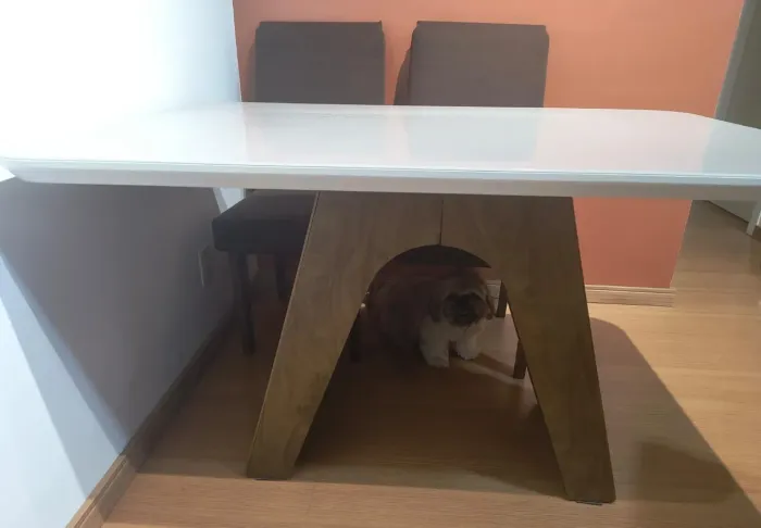 Mesa com tampa de vidro e 4 cadeiras
