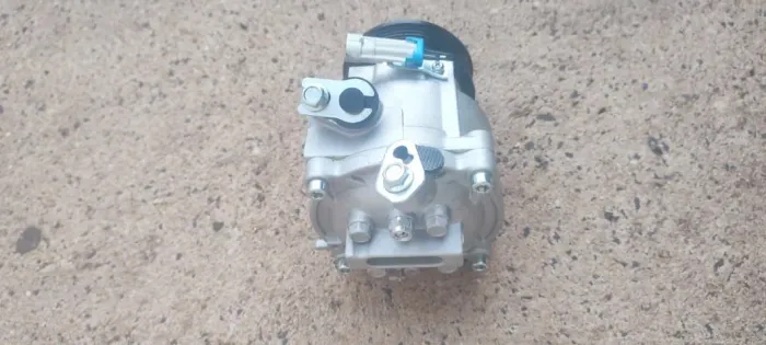 Compressor De Ar Condicionado Automotivo (Com Vazamento / Para Reparo)