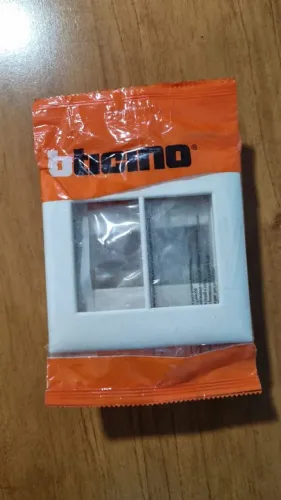 Espelhos e suporte para tomadas.