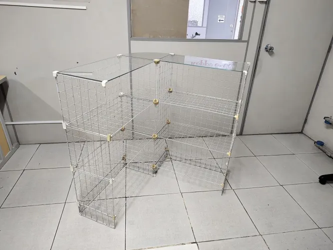 Balcão aramado em L com tampo de vidro