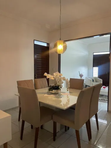 Vendo mesa laqueada + 6 cadeiras usadas , semi novas