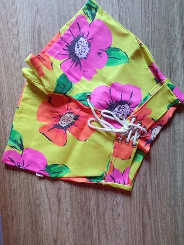 Short florido tamanho M veste 42 bazar