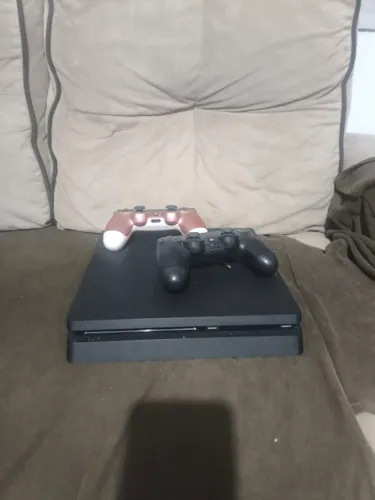Vendo Ps4 2 controles e jogos