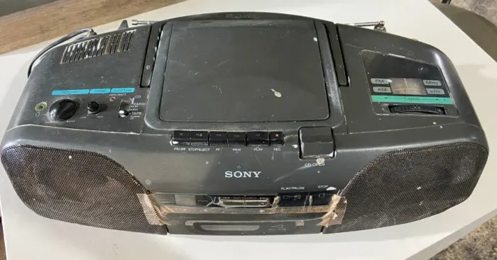 Rádio Sony, funcionando bem, em condições boas para uso.