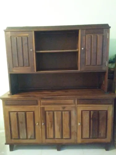 Sala de jantar. Arca, oratório, mesa, 06 cadeiras. Móveis antigos, década 80.