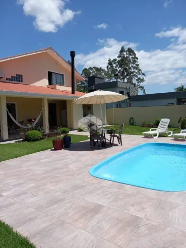 CASA À VENDA COM PISCINA, 3 SUÍTES E VISTA PRIVILEGIADA